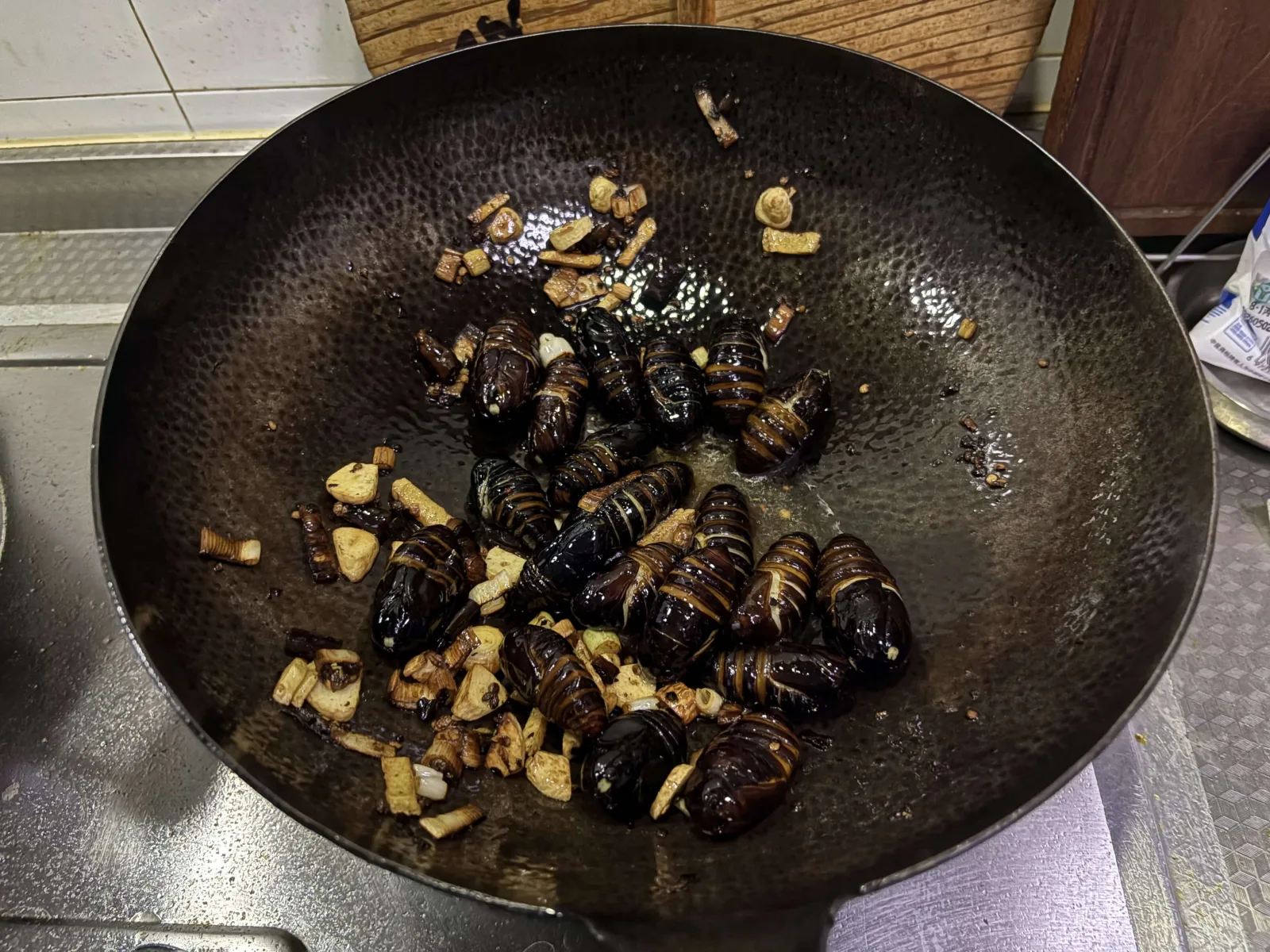 翻炒蚕蛹